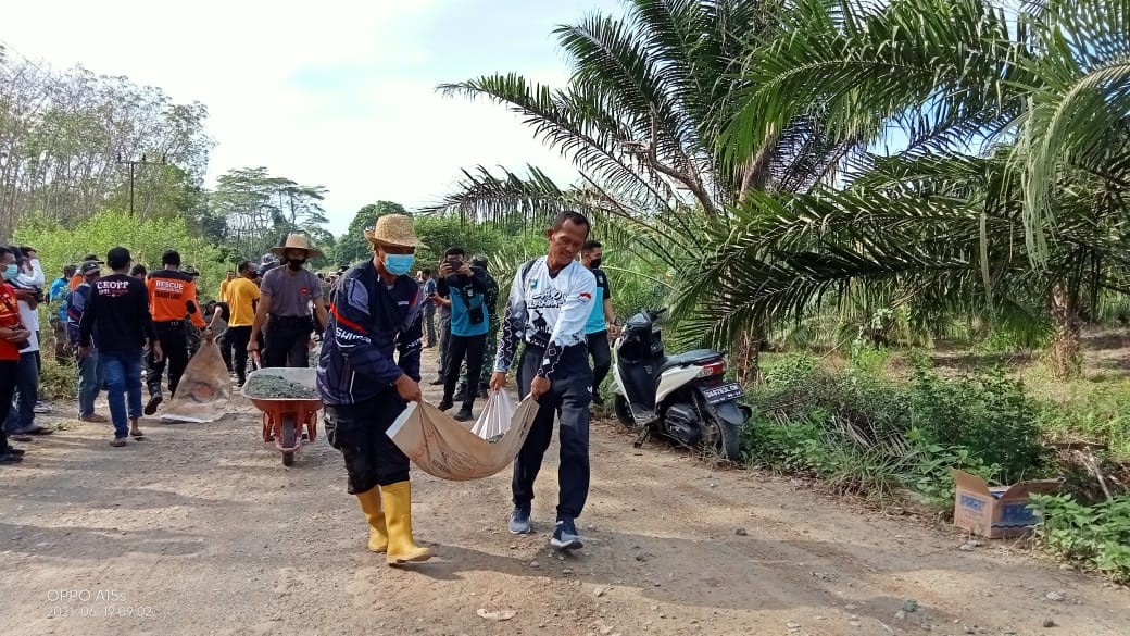 BUDAYA GOTONG ROYONG DESA BATU MULYA MASIH TERPELIHARA