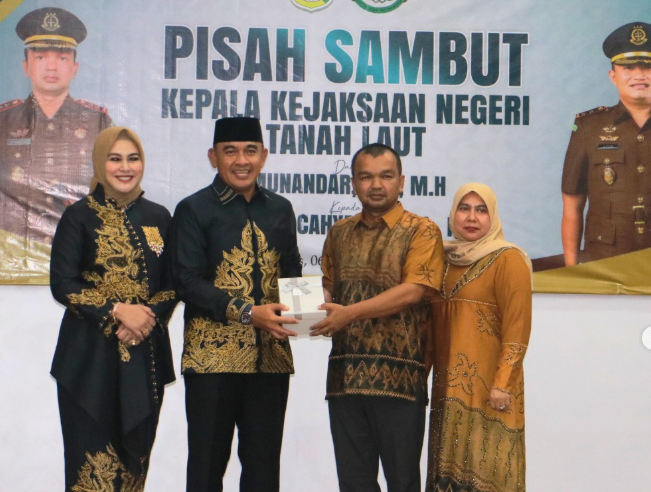 Bupati Tanah Laut Apresiasi Dedikasi Kajari Munandar dan Sambut Hangat Kajari Baru Lutvi Tri Cahyant