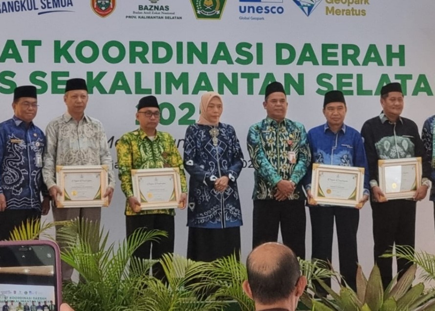 BAZNAS TANAH LAUT TERIMA PENGHARGAAN SEBAGAI PENYALUR ZIS TERBAIK SE-PROVINSI KALIMANTAN SELATAN