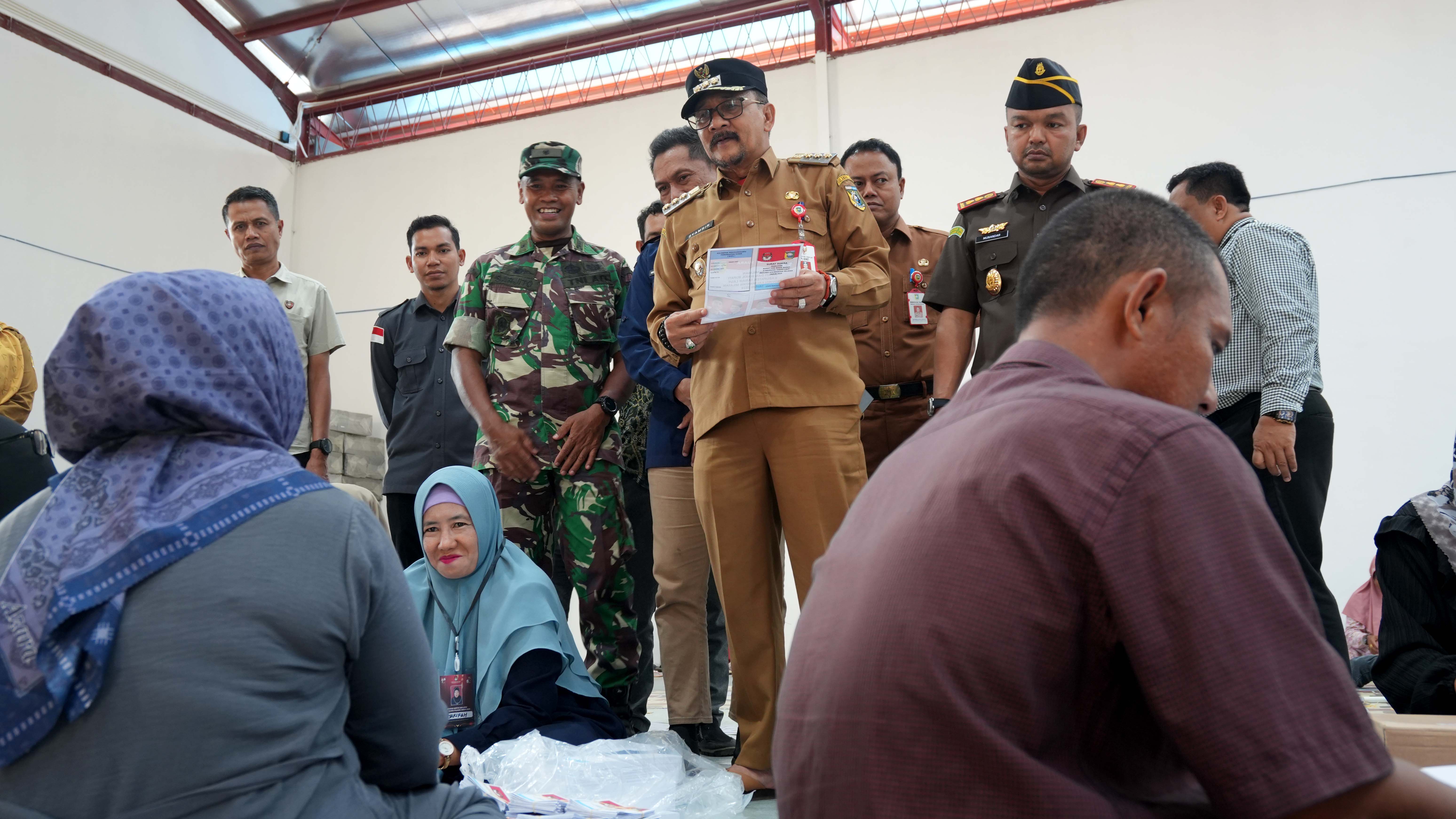 Pj. Bupati Tinjau Persiapan Surat Suara