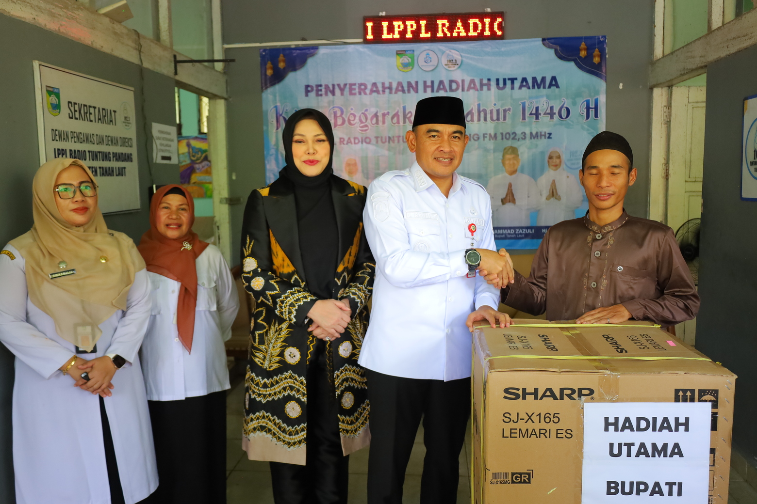 H. Rahmat Trianto Bagikan Hadiah Kuis Bagarakan Sahur LPPL Radio Tuntung Pandang
