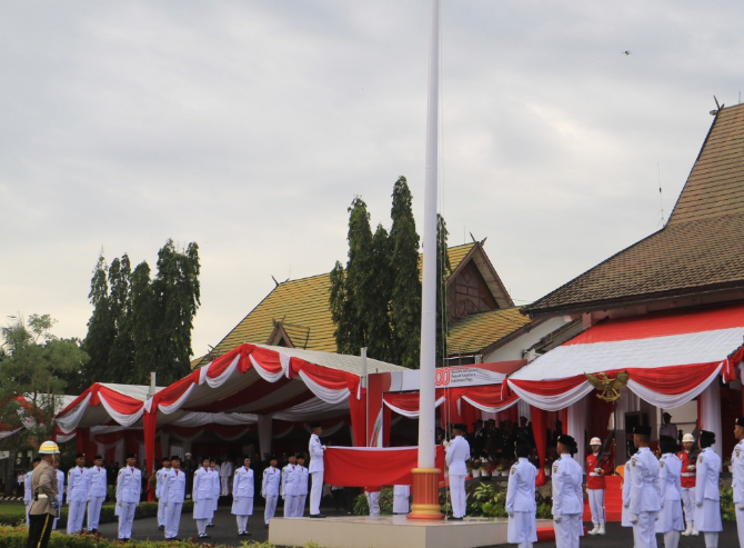 Upacara Penurunan Bendera HUT Ke - 80 RI Di Tala Berlangsung Khidmat