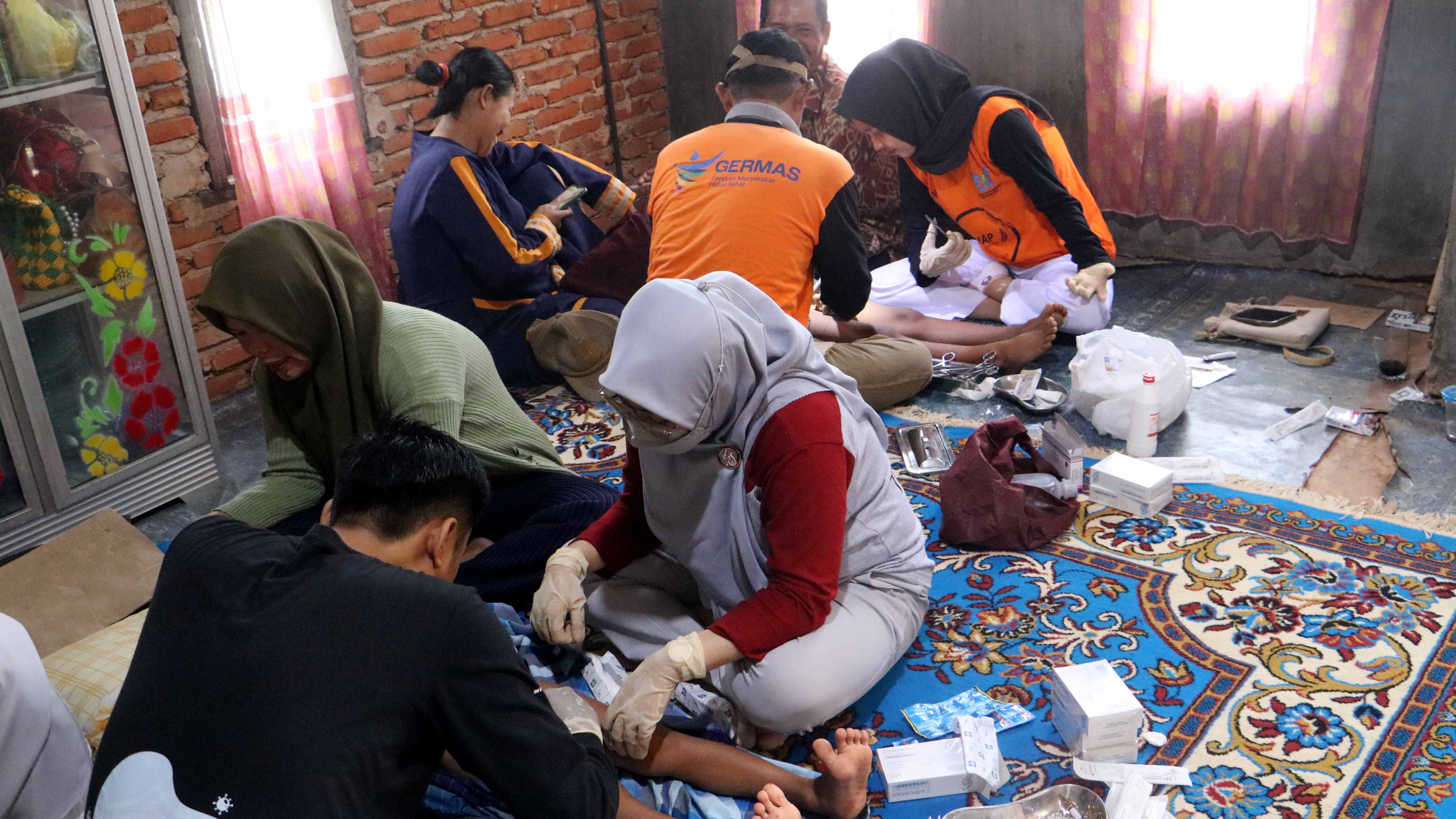 Anak-Anak Desa Tambak Karya Ikuti Sunatan Gratis