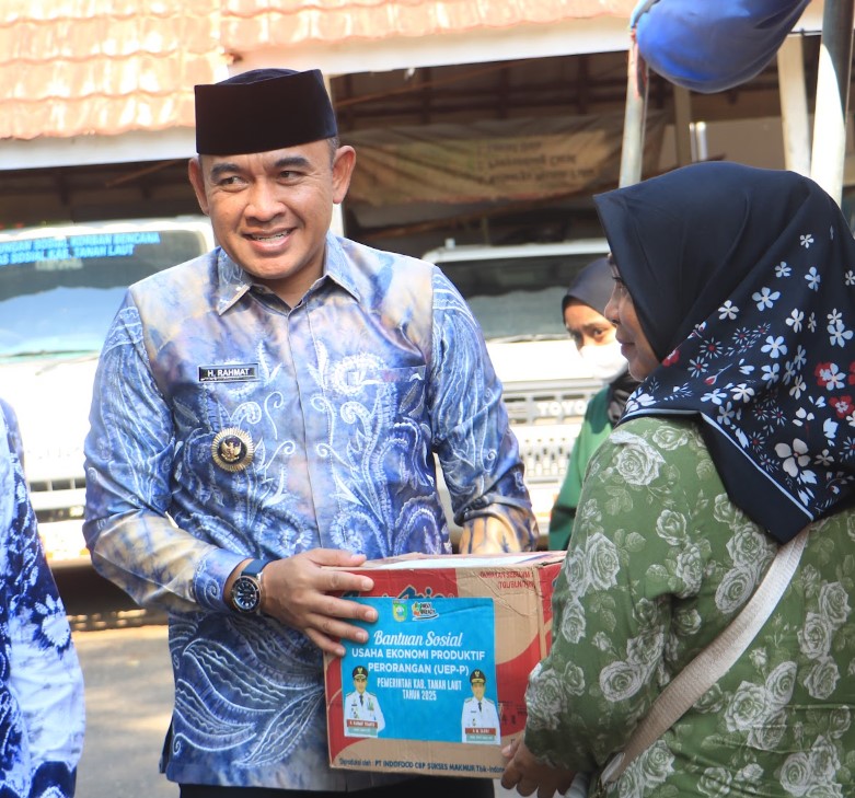Bupati Tanah Laut Serahkan Bantuan Sosial UEP-P Dorong Kemandirian Ekonomi Masyarakat