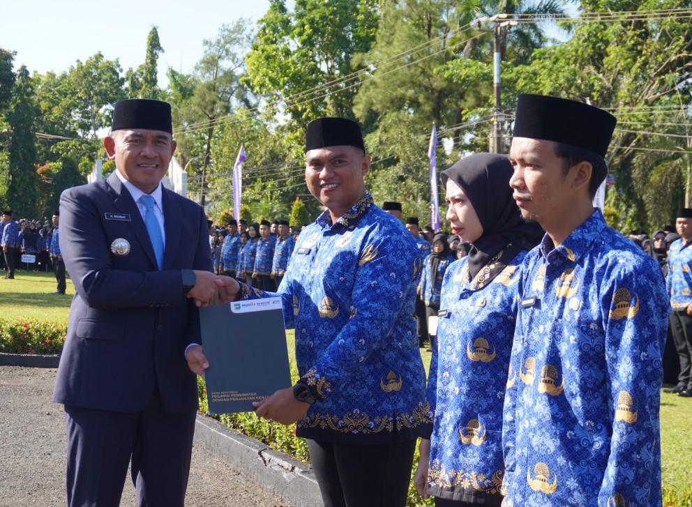 Bupati Tanah Laut Serahkan SK PPPK Paruh Waktu, Dorong Etos Kerja dan Profesionalisme ASN