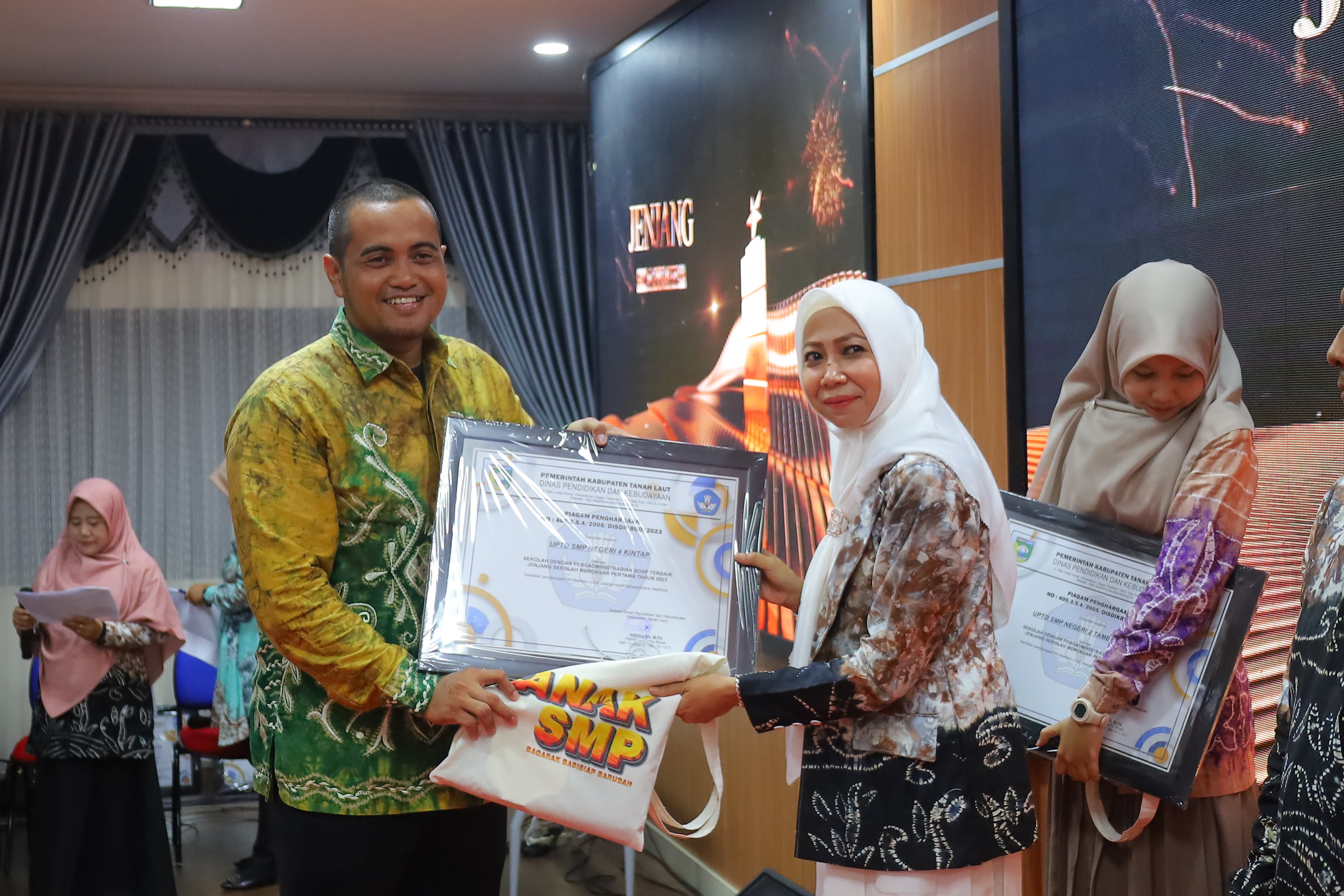 Malam Apresiasi PTK, UPTD SMPN 4 Kintap Borong Dua Penghargaan Sekaligus