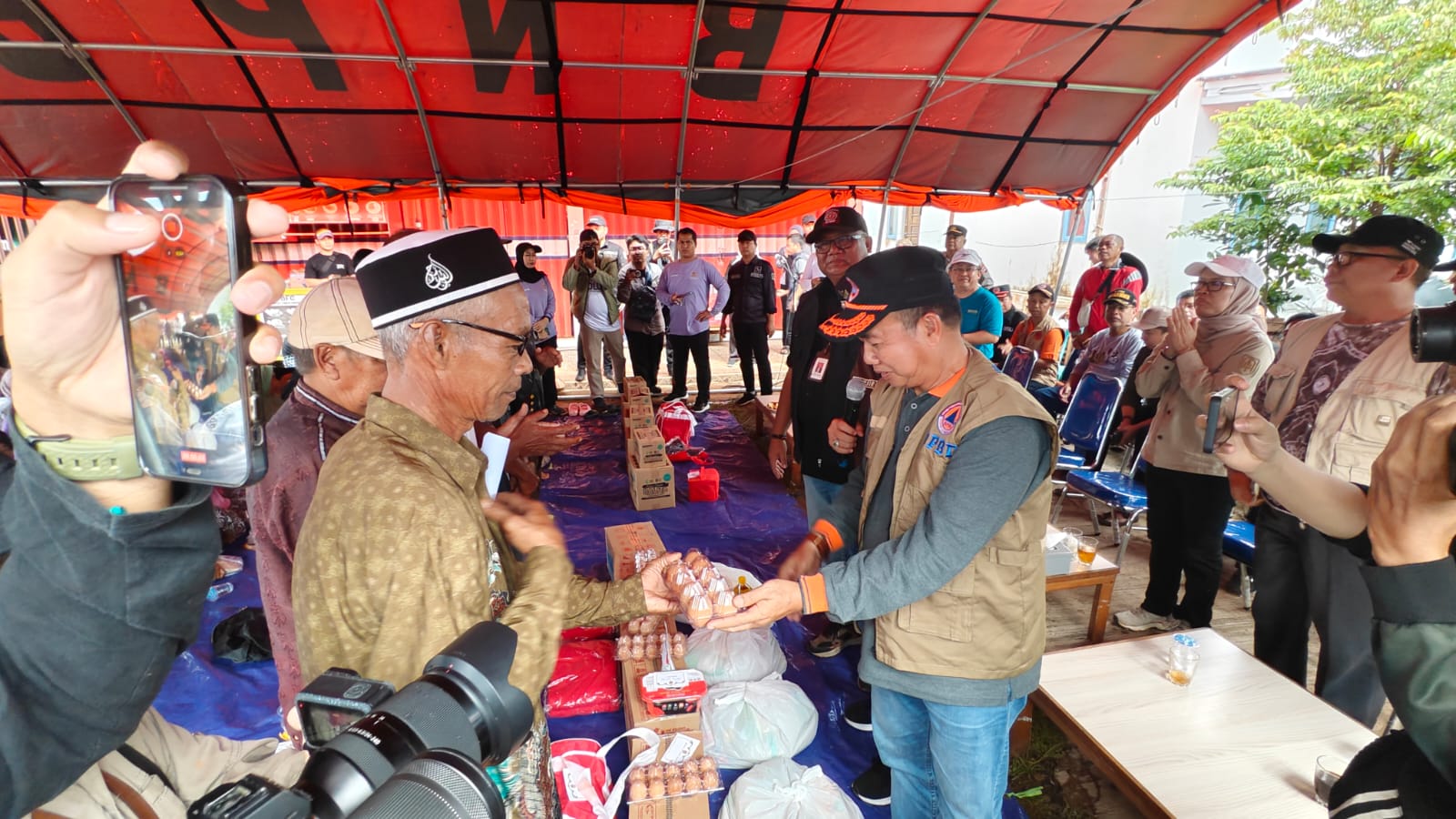 Gubernur Kalsel Berikan Bantuan untuk Korban Banjir di Kecamatan Kurau