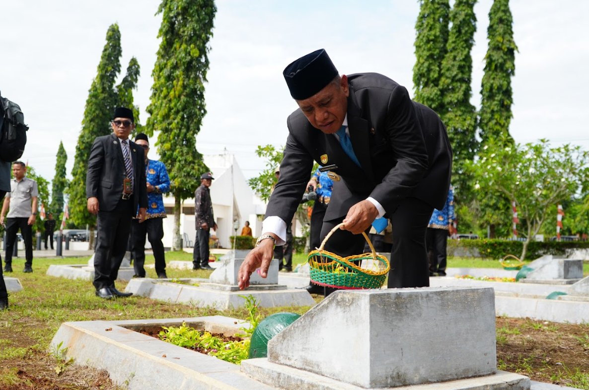 Wakil Bupati Tanah Laut Pimpin Upacara Ziarah di Taman Makam Pahlawan