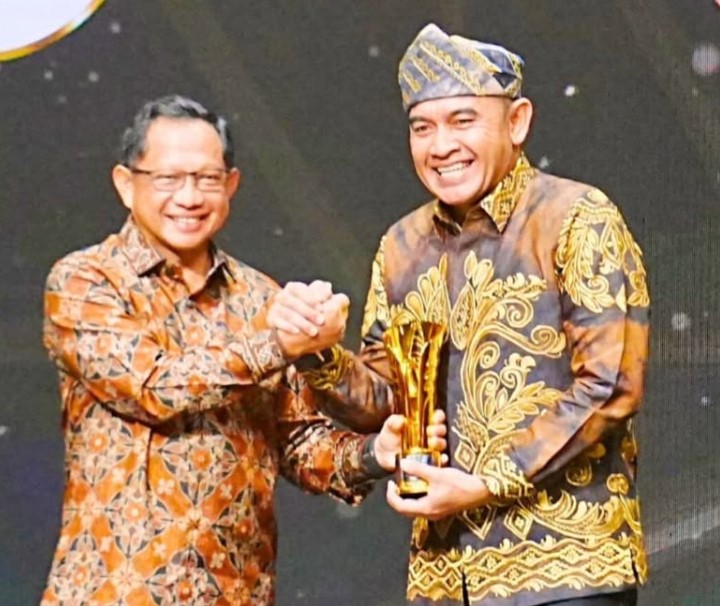 Bupati H. Rahmat Raih Penghargaan Pimpinan Daerah Award 2025