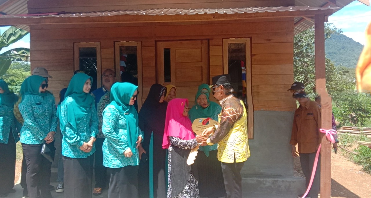 Lima Tahun Tempati RTLH, Warga Desa Tirta Jaya Gembira Pemkab Tala Berikan Bantuan Bedah Rumah