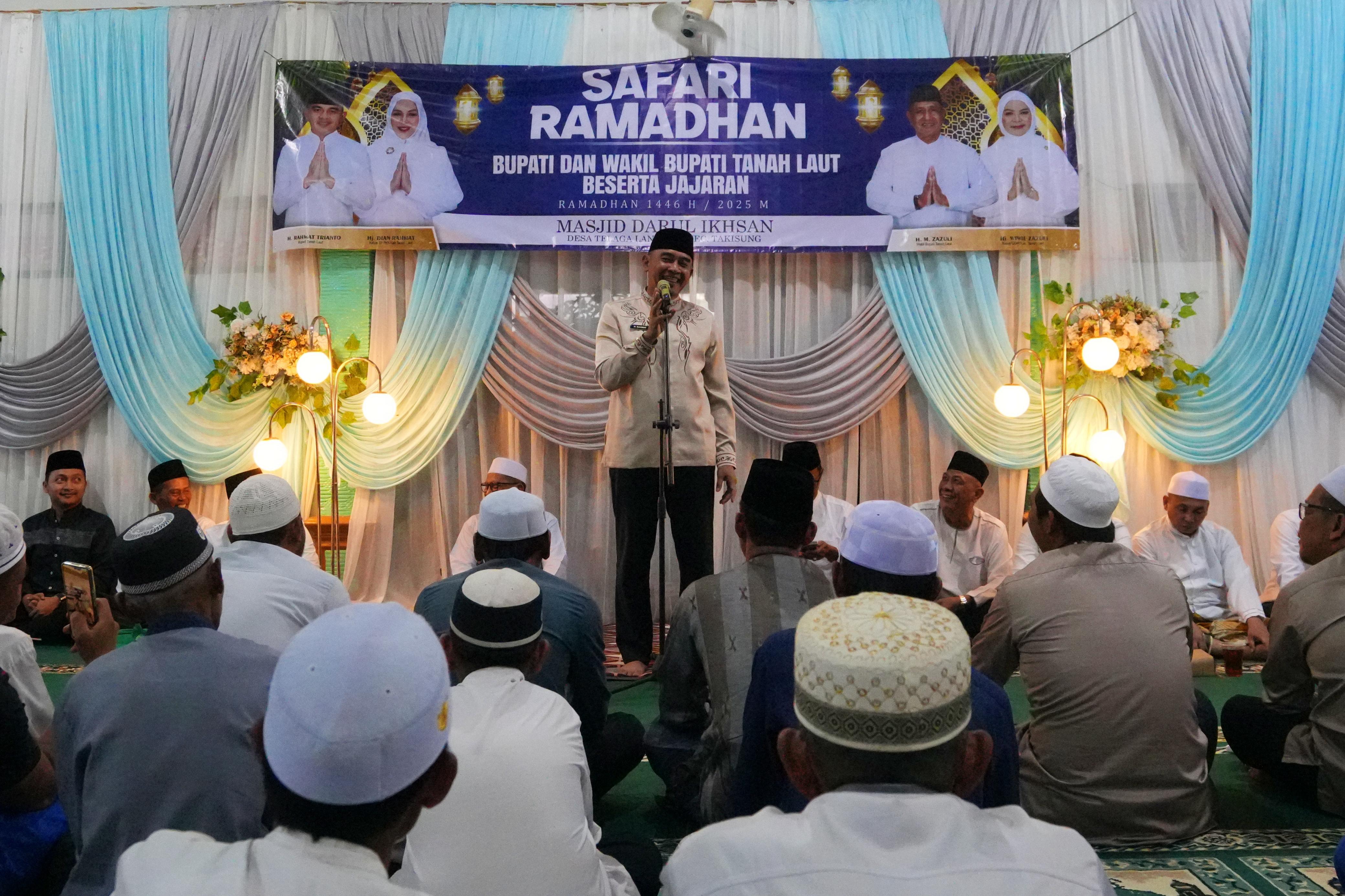 Safari Ramadan di Desa Telaga Langsat, Bupati Tanah Laut Serahkan Bantuan untuk Warga