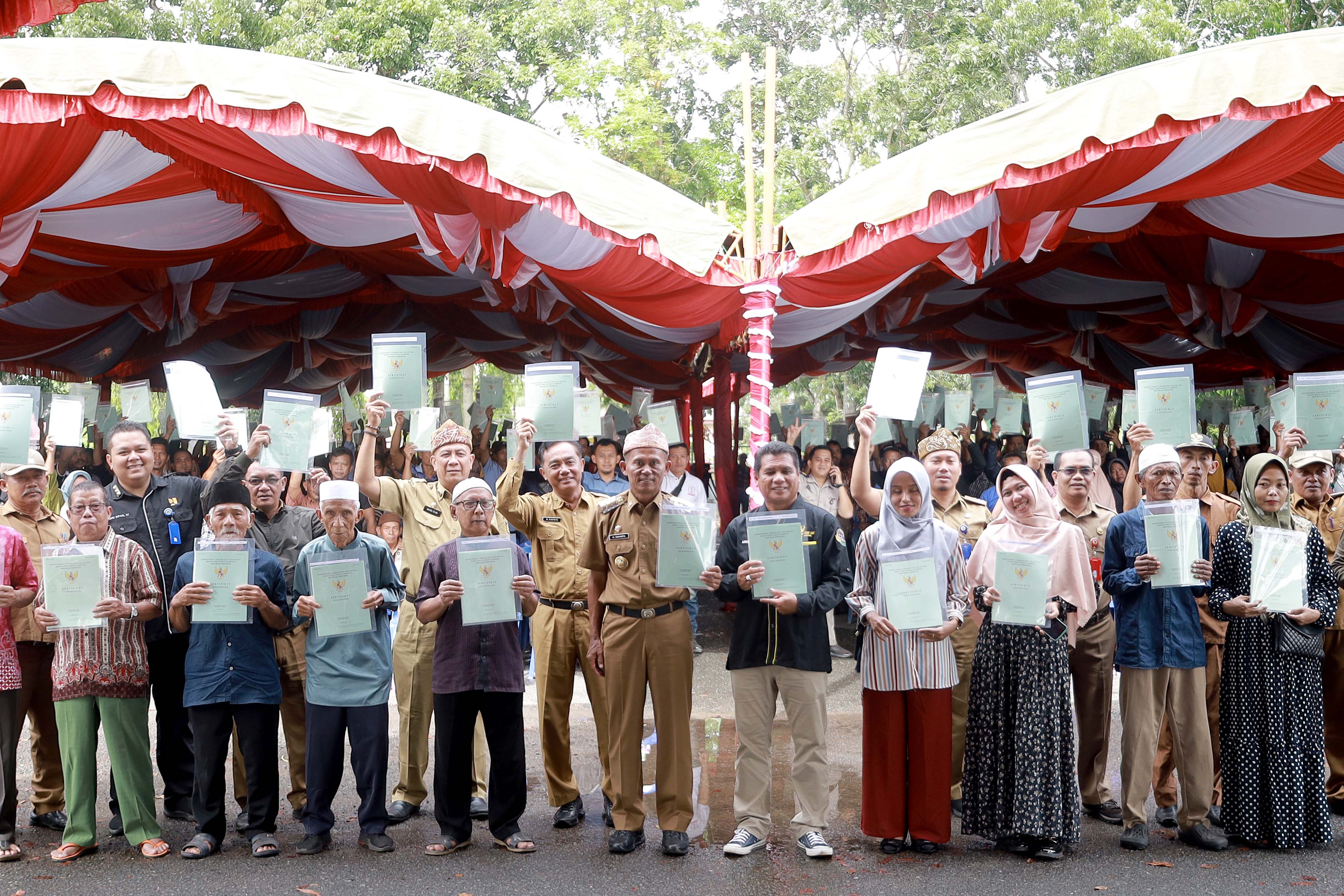Bantu Masyarakat, Pemkab Tala Kembali Berikan Sertifikat Tanah melalui PTSL