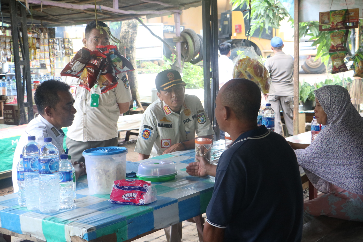 Dispar Tala Kunjungi Pengelola Warung Yang Belum Lunasi Retribusi