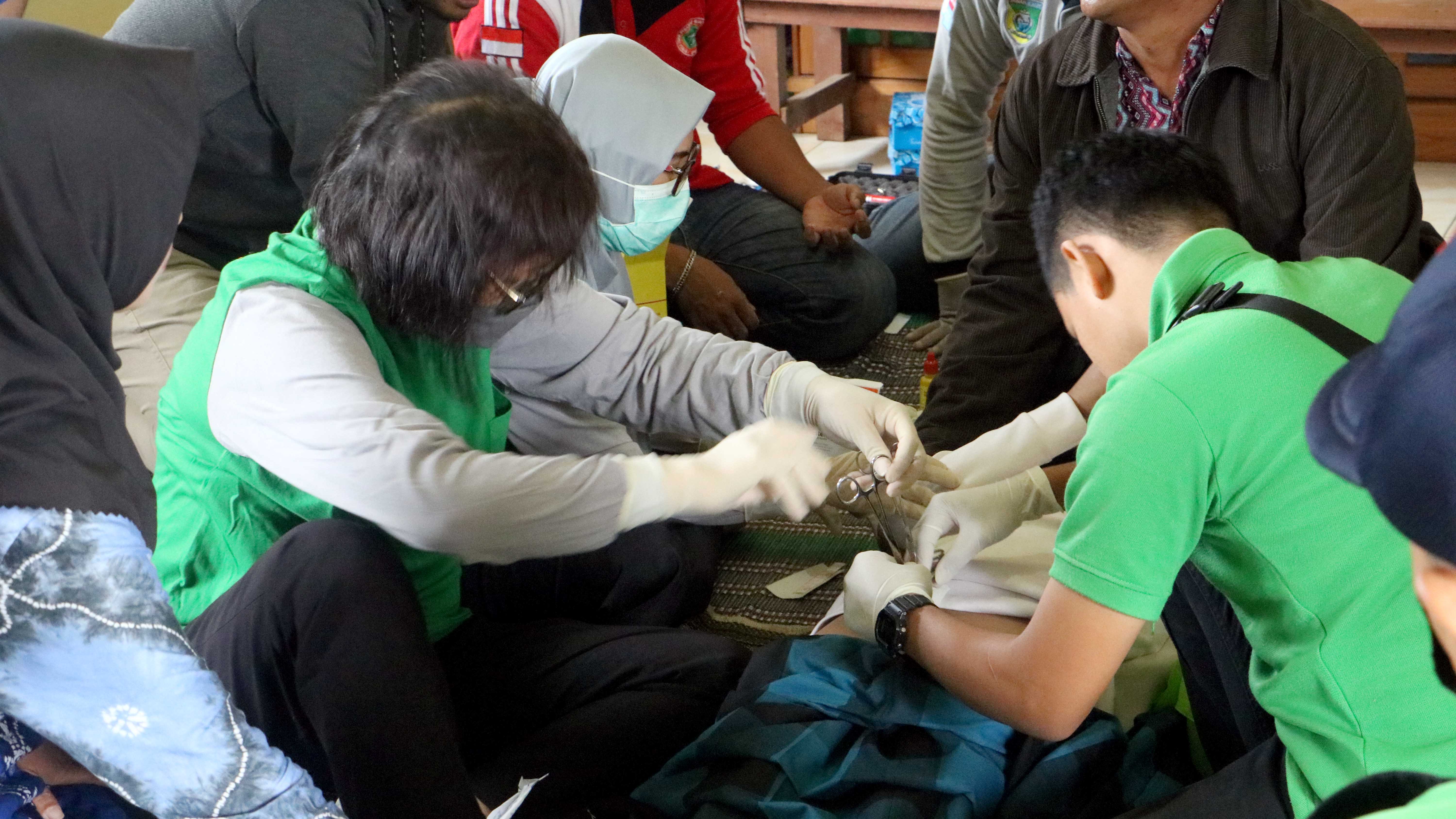 Anak-Anak Desa Bumi Jaya Ikuti Sunatan Gratis