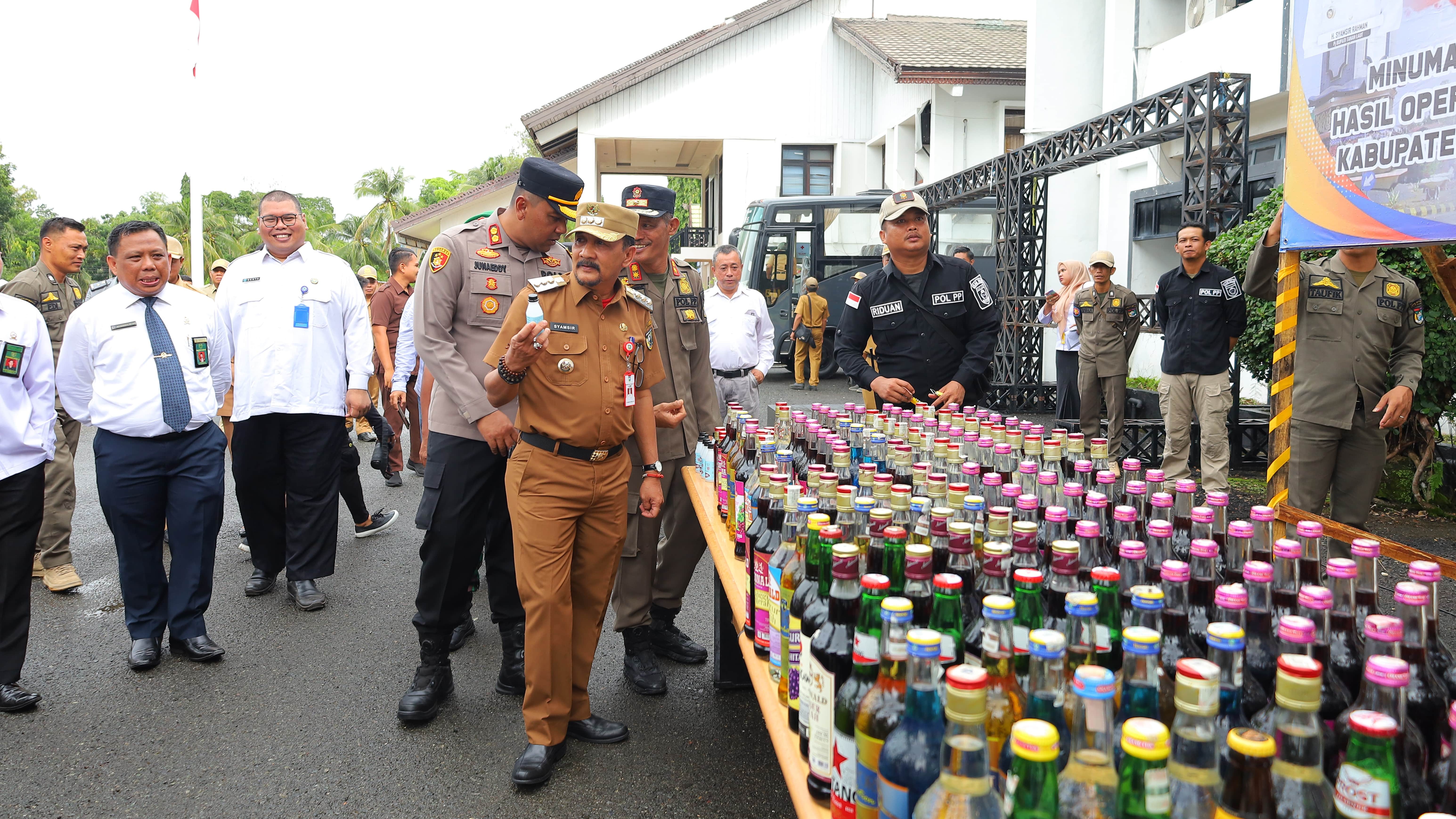 Sebanyak 651 Botol Miras Berbagai Merek Dimusnahkan