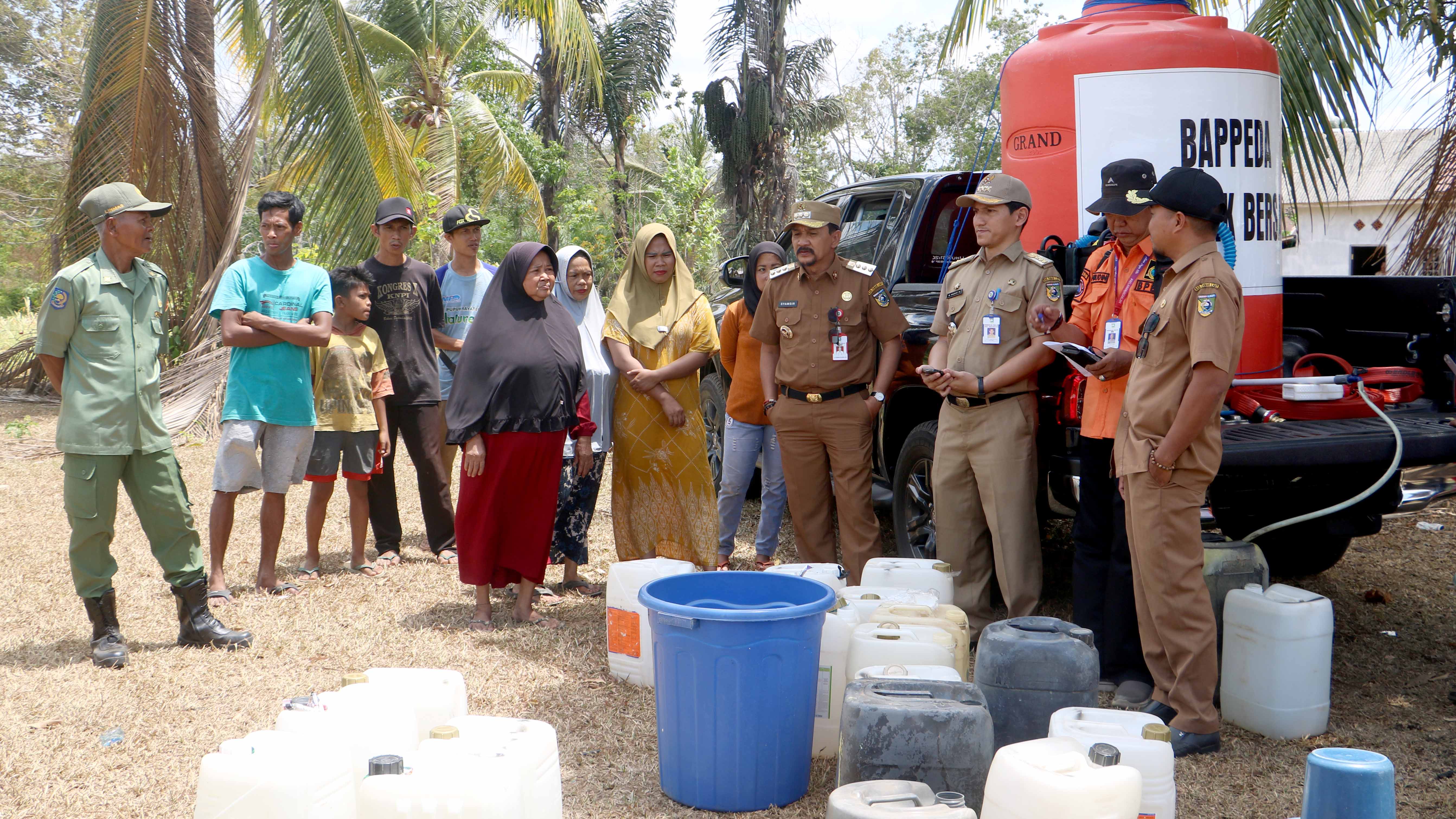 Kemarau Panjang, Masyarakat Senang Terima Air Bersih Sampai Kedepan Rumah