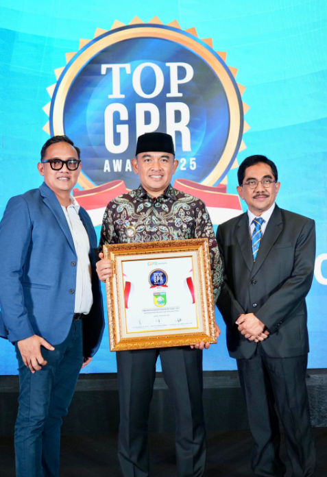 BUPATI TANAH LAUT H. RAHMAT TRIANTO RAIH PENGHARGAAN TOP GOVERNMENT PUBLIC RELATIONS AWARD 2025