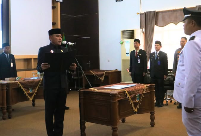 Bupati H. Rahmat Trianto Lantik Kepala Desa PAW Kuringkit dan Sumber Jaya