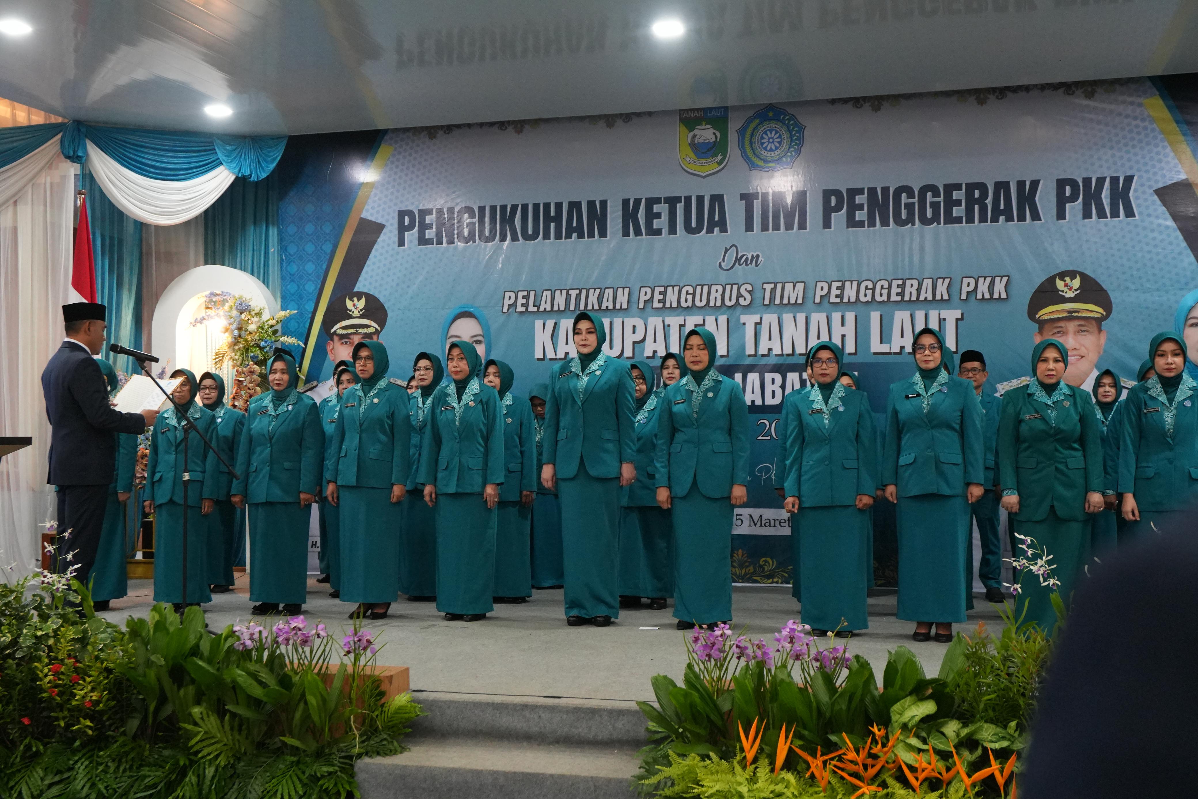 Bupati Lantik Pengurus Tim Penggerak PKK Kabupaten Tanah Laut Periode 2025-2030