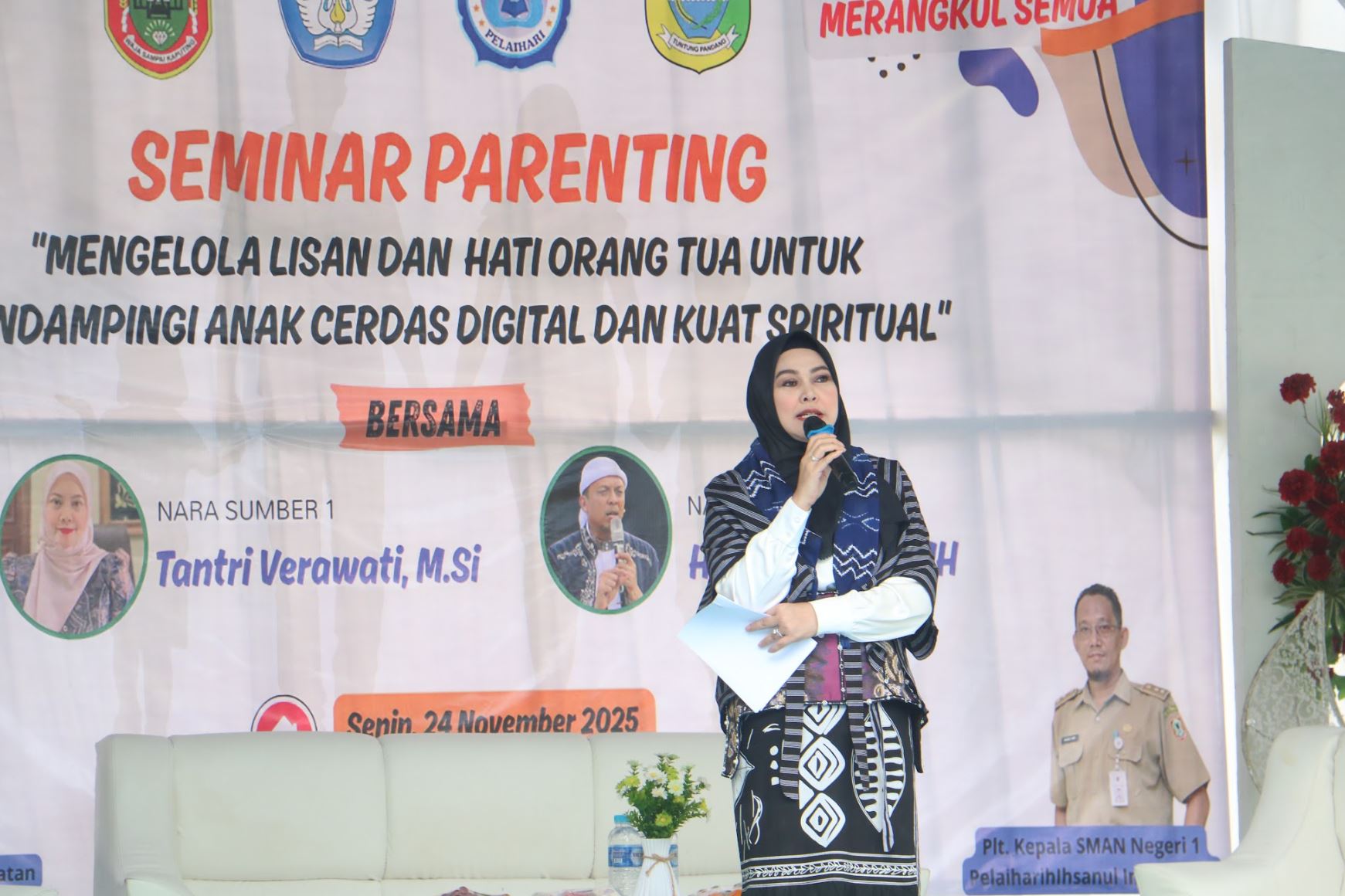 HJ. DIAN RAHMAT TRIANTO BUKA SEMINAR PARENTING DI SMA NEGERI 1 PELAIHARI