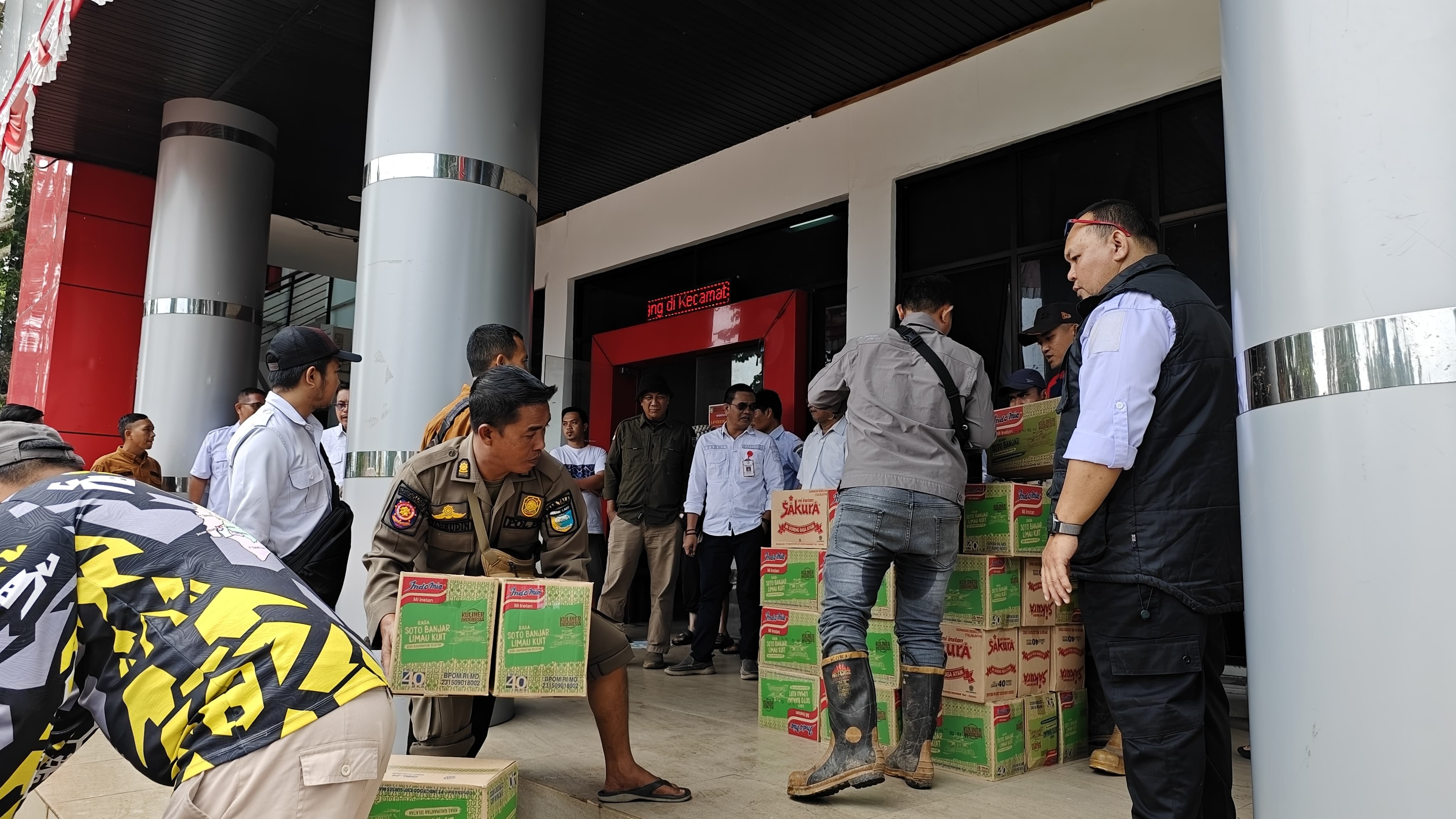 Pemkab Tanah Laut Salurkan Bantuan Logistik untuk Korban Banjir di Kurau dan Bumi Makmur