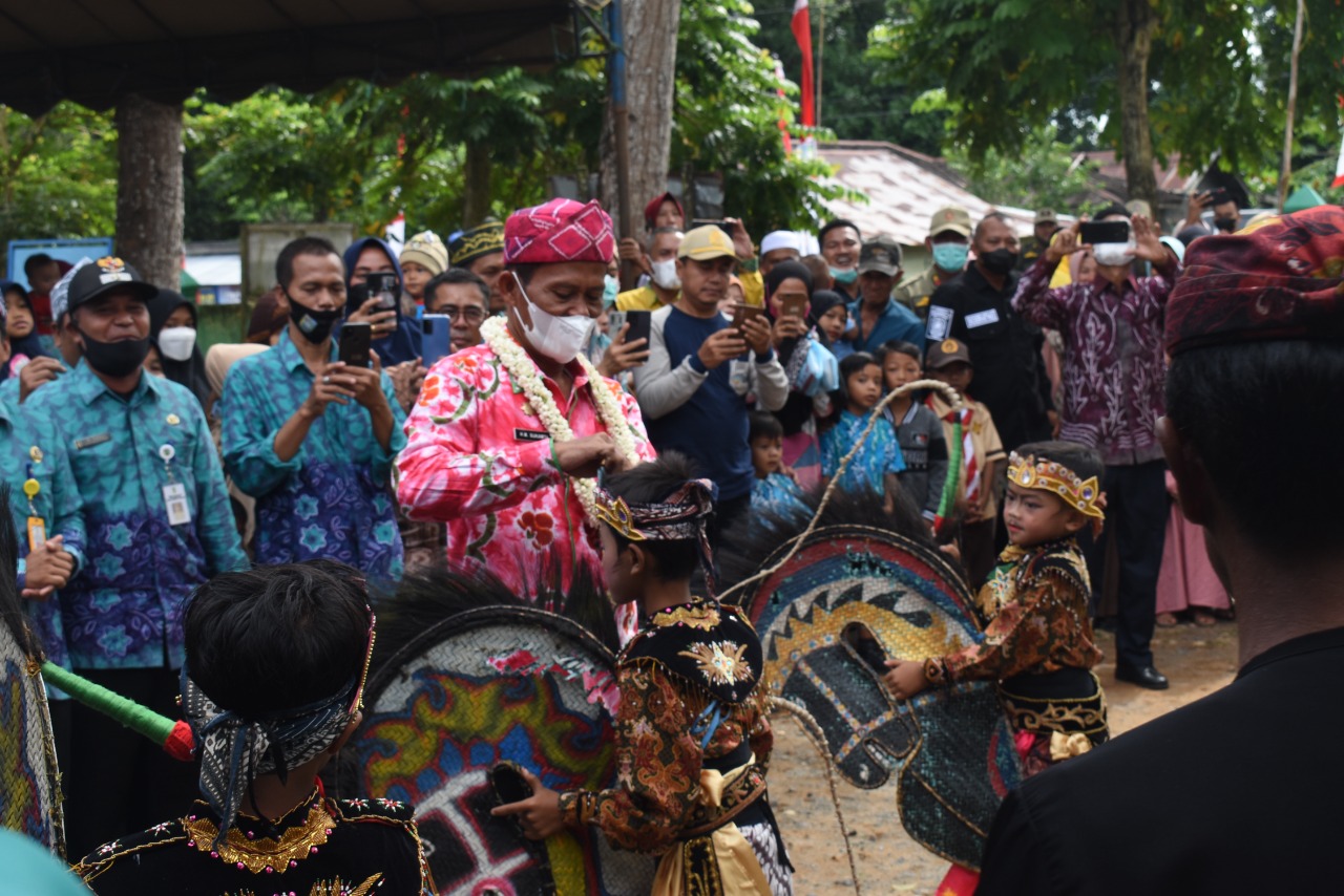 Bupati Bangga Lihat Anak-Anak Desa Sungai Jelai Lestarikan Budaya