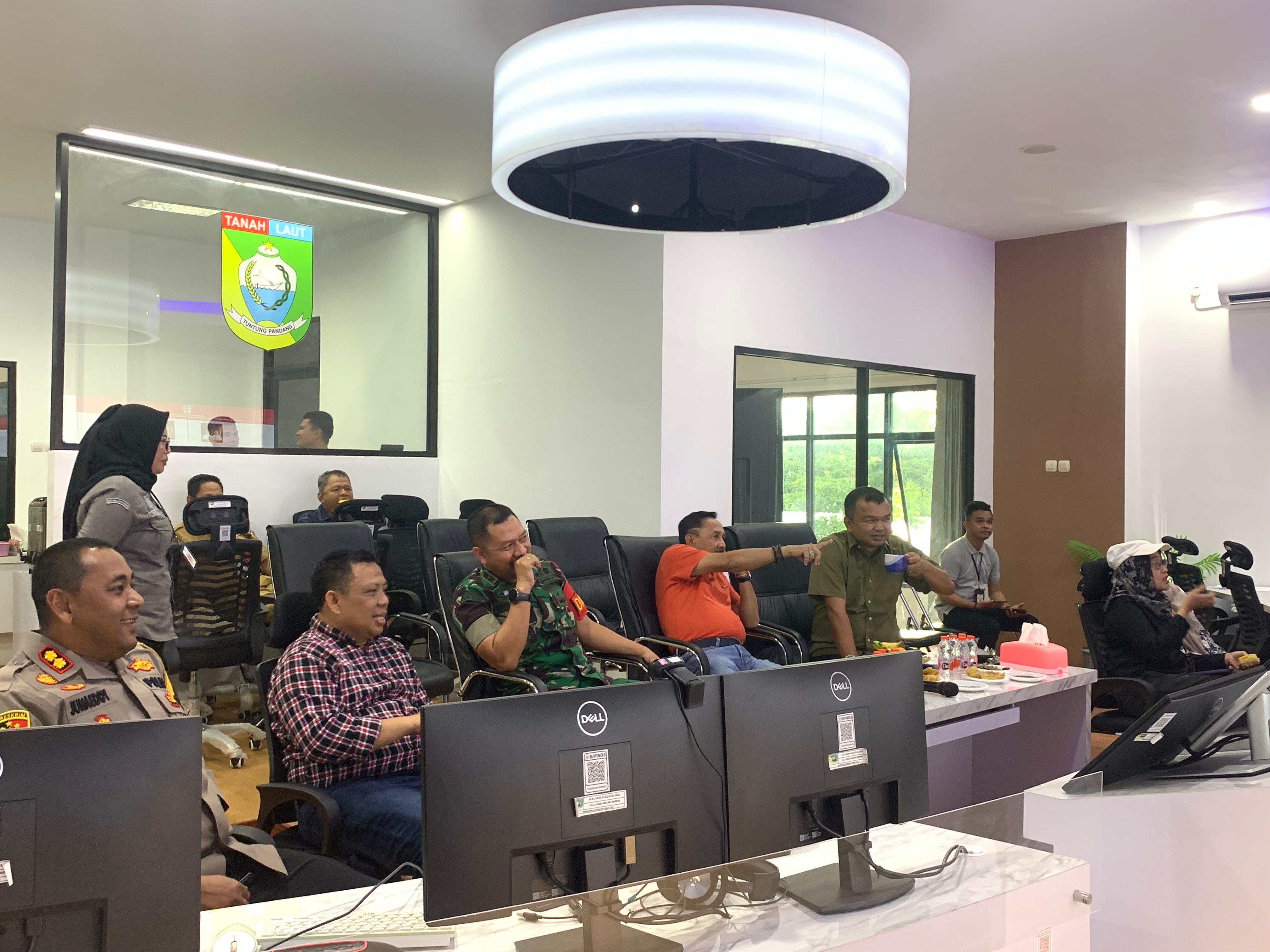 Pj. Bupati Pantau Perhitungan Cepat Pilkada 2024 di Command Center