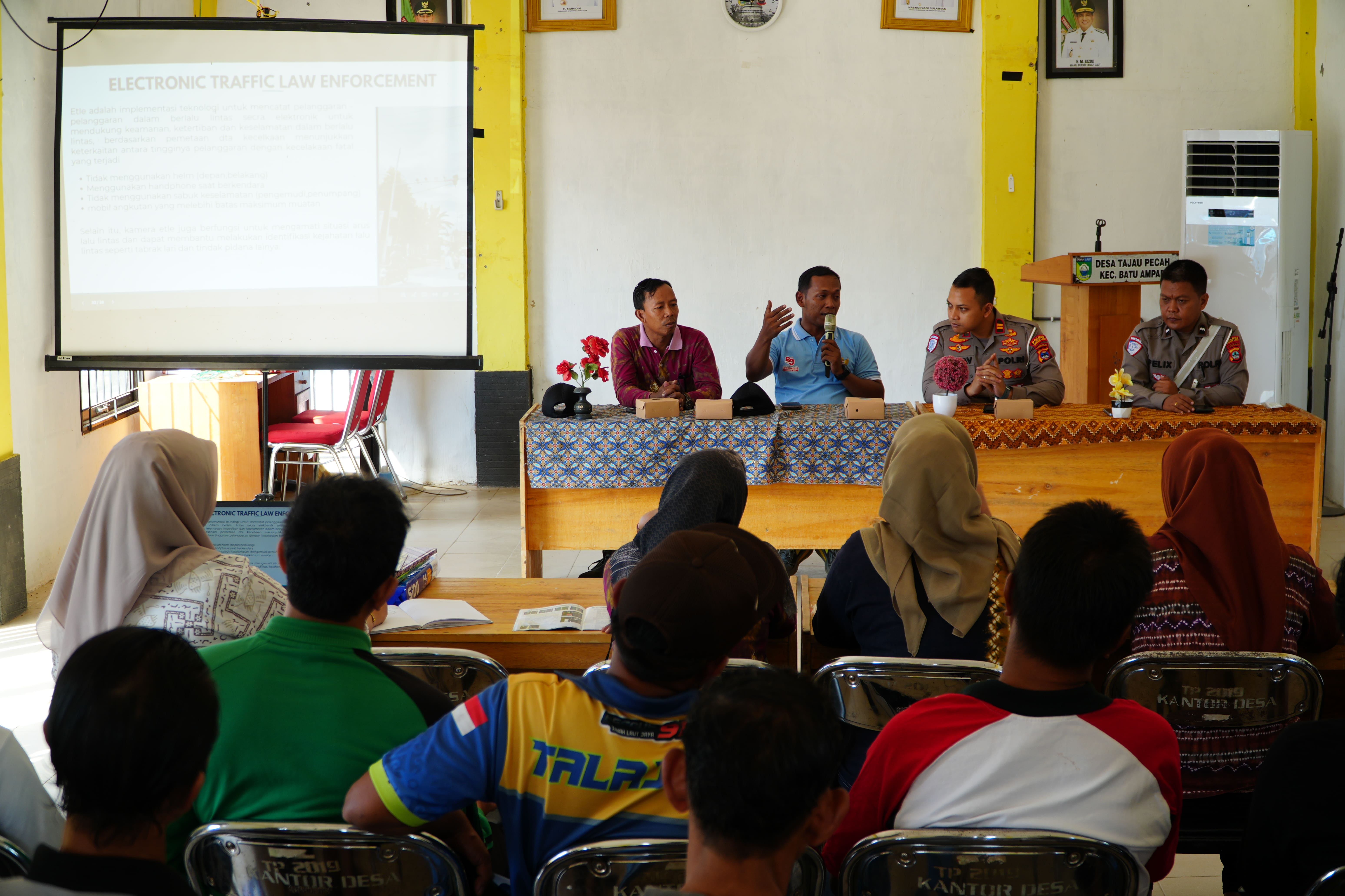 Satlantas Polres Tala Edukasi Warga Tajau Pecah Di Jalur Nasional Penghubung Antar Kabupaten