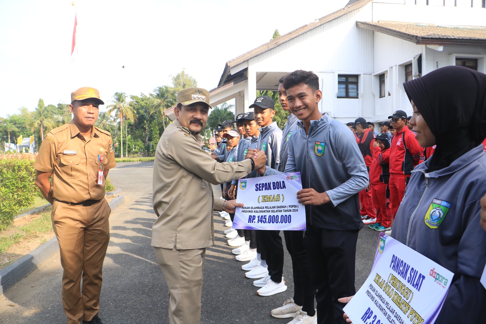 Wujud Dukung Perkembangan Olahraga, Pemkab Tala Serahkan Bonus Atlet Berprestasi Hingga 600 Juta Rup