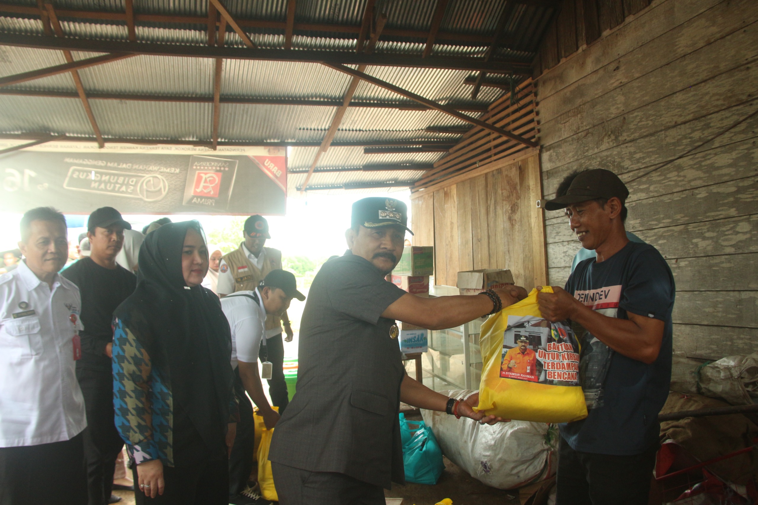 Tanggap Bencana, Pj Bupati Tinjau dan Serahkan Bantuan Kepada Korban Kebakaran di Bati-Bati