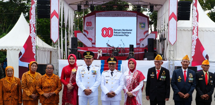 Bupati dan Wakil Bupati Tanah laut Ikuti Upacara Hut ke-80 RI Secara Virtual, Serahkan Bingkisan Unt