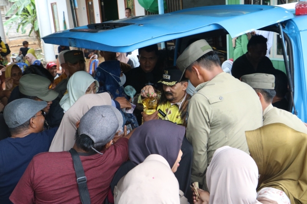 Pasar Murah, Harga Minyak Goreng Dipotong Hingga 10.000/ liter