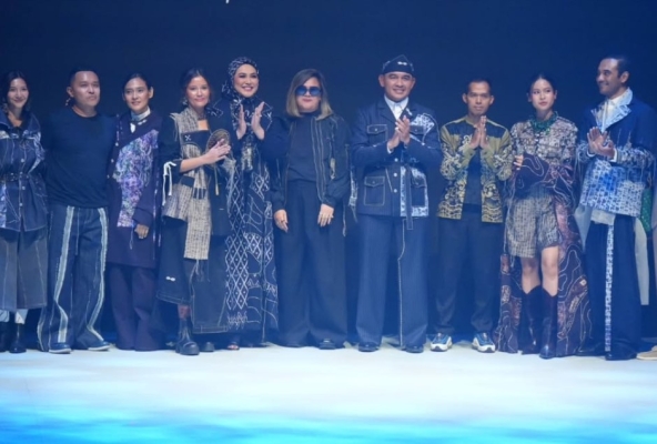 Sasirangan Tanah Luat Berkilau Di Plaza Indonesia Men`s Fashion Week Jakarta