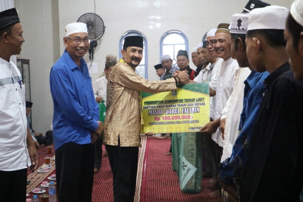 Pemkab Tala Serahkan 360 Juta Rupiah untuk Masjid di Kecamatan Bumi Makmur
