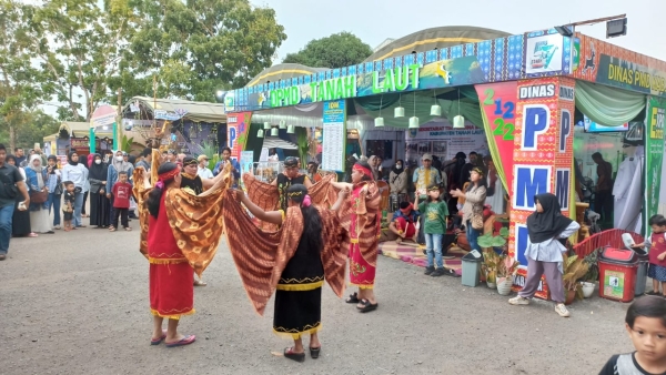 Kesenian Lembaga Adat Desa Meriahkan Stand Expo DPMD Tala