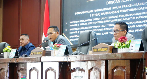 Bupati Tanggapi Pandangan Umum Fraksi-Fraksi DPRD Terkait Tiga Rancangan Perda