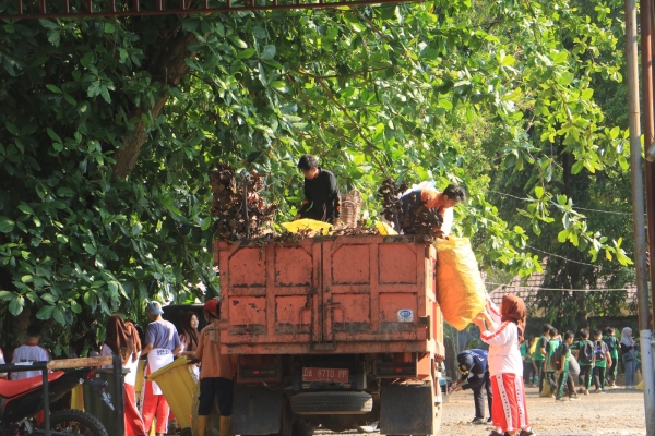 Target Pertahankan Adipura, Pemkab Tala Gotong Royong Bersihkan Kawasan Pasar Pelaihari