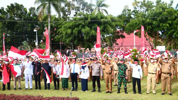 Semarakkan Semangat Nasionalisme, Pemkab Tala Bagi-Bagi Bendera Merah Putih