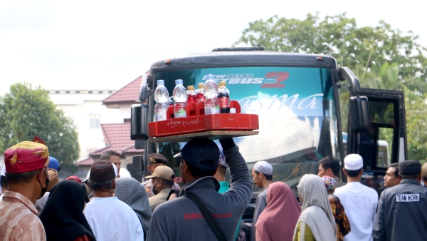 Puluhan Pedagang Raup Rezeki Saat Pelepasan Keberangkatan Jemaah Calon Haji