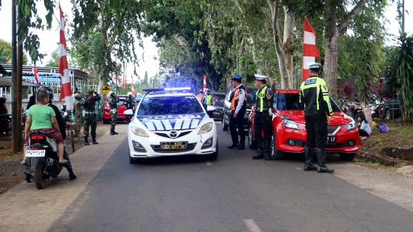 Petugas Gabungan Tertibkan Parkir R4 di Bahu Jalan RTH Kijang Mas Permai