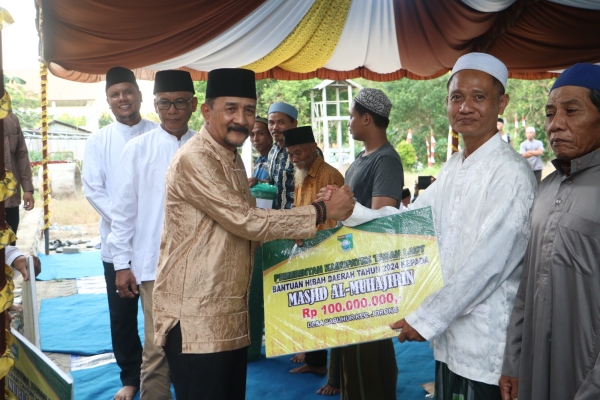 Pemkab Tala Serahkan 250 Juta Rupiah untuk Masjid di Kecamatan Jorong