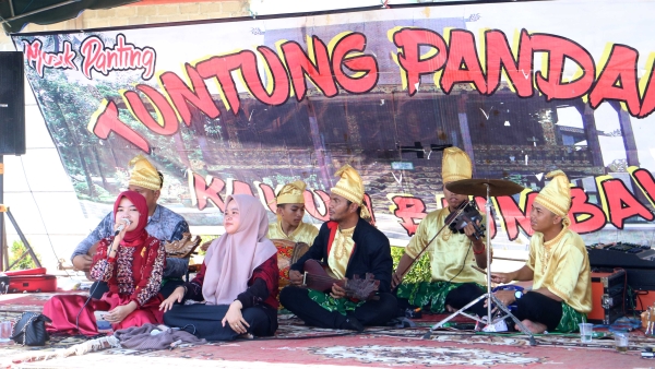 Grup Musik Panting Tuntung Pandang Ramaikan MTP Bentok Kampung
