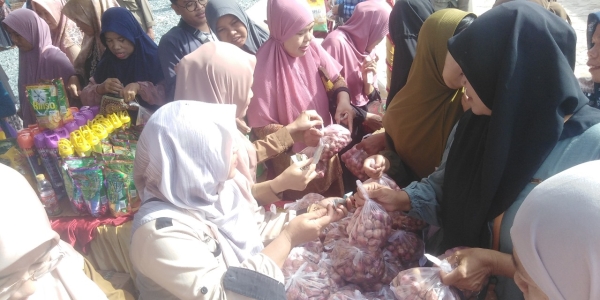 Tingkatkan Kesejahteraan, Distanhorbun Tala Gandeng Petani Bawang Merah Jualan di Pasar Murah