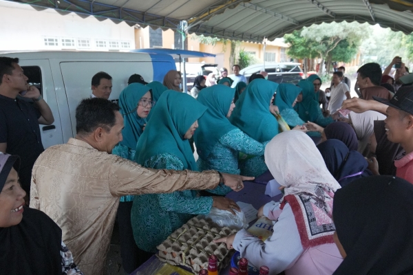 Pasar Murah Penutup di Bulan Ramadan, Hj. Riski Yulia Syamsir Layani Warga secara langsung