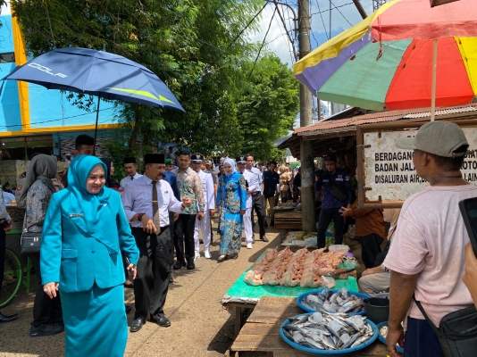 Usai Dilantik, Pj Bupati Ajak 52 Kepala Desa Berbelanja di Pasar Pelaihari