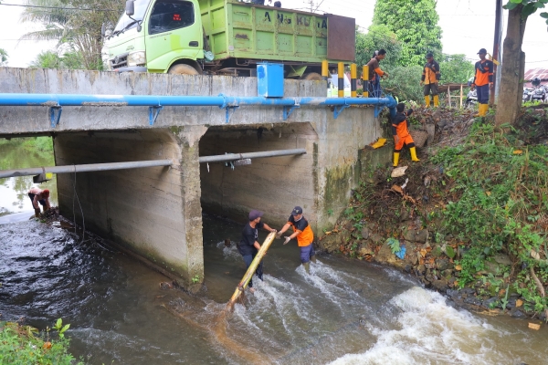 Peringati Hari Bumi, DPRKPLH Tala Bersihkan Area Sungai hingga Tanam Pohon