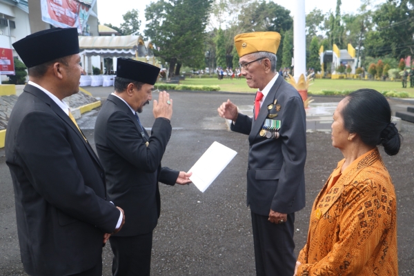 Peringati HUT Proklamasi Gubernur Tentara ALRI Divisi IV Kalimantan, 40 Veteran Terima Santunan Pemk