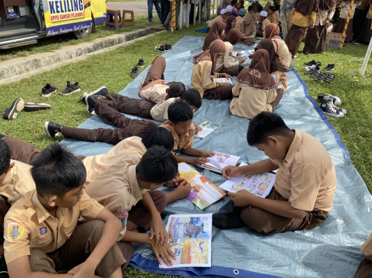 Perpustakaan Keliling untuk Anak - Anak di Desa Tirtajaya