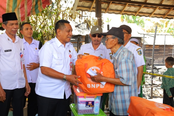 Wakil Bupati Tala Serahkan Bantuan,  Kebakaran di Bati-Bati