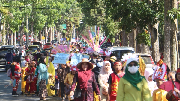 Gabungan Pelajar dan SKPD Lingkup Pemkab Tala Ramaikan Karnaval HUT Ke-78 RI